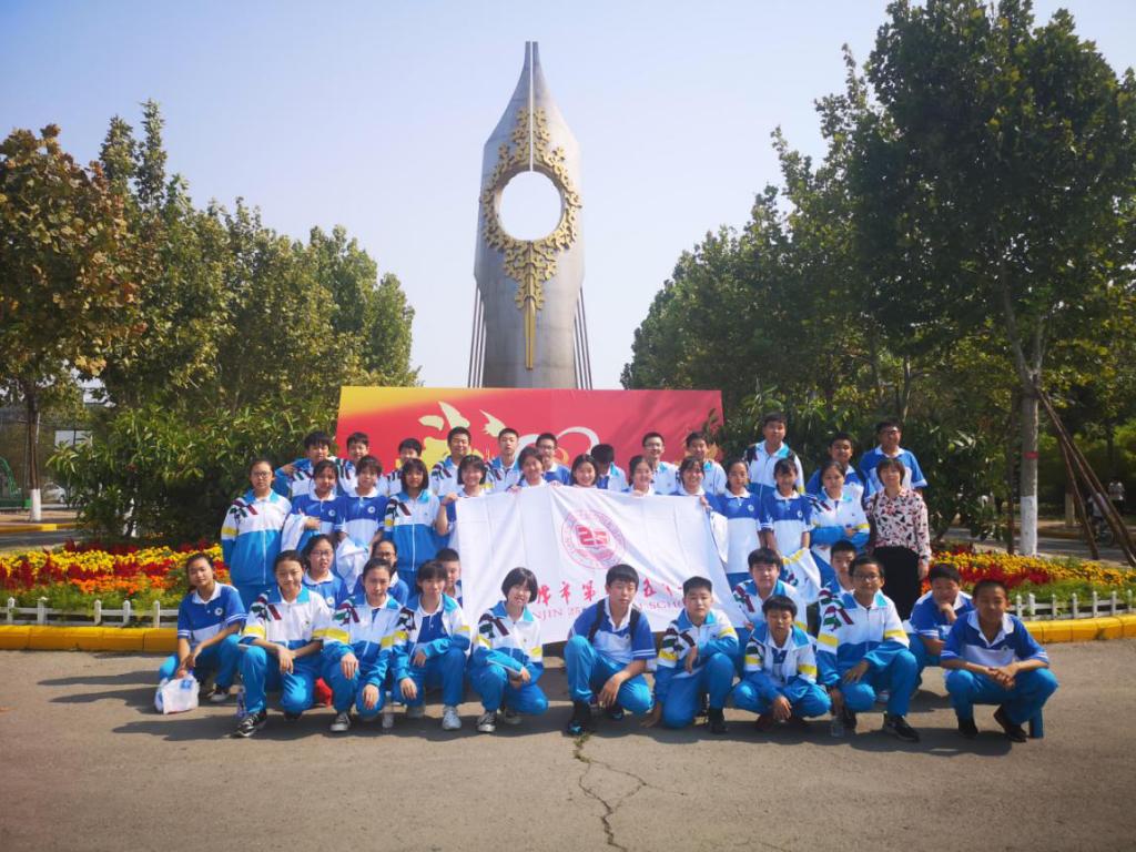 二十五中学初中生在钢笔尖合影留念