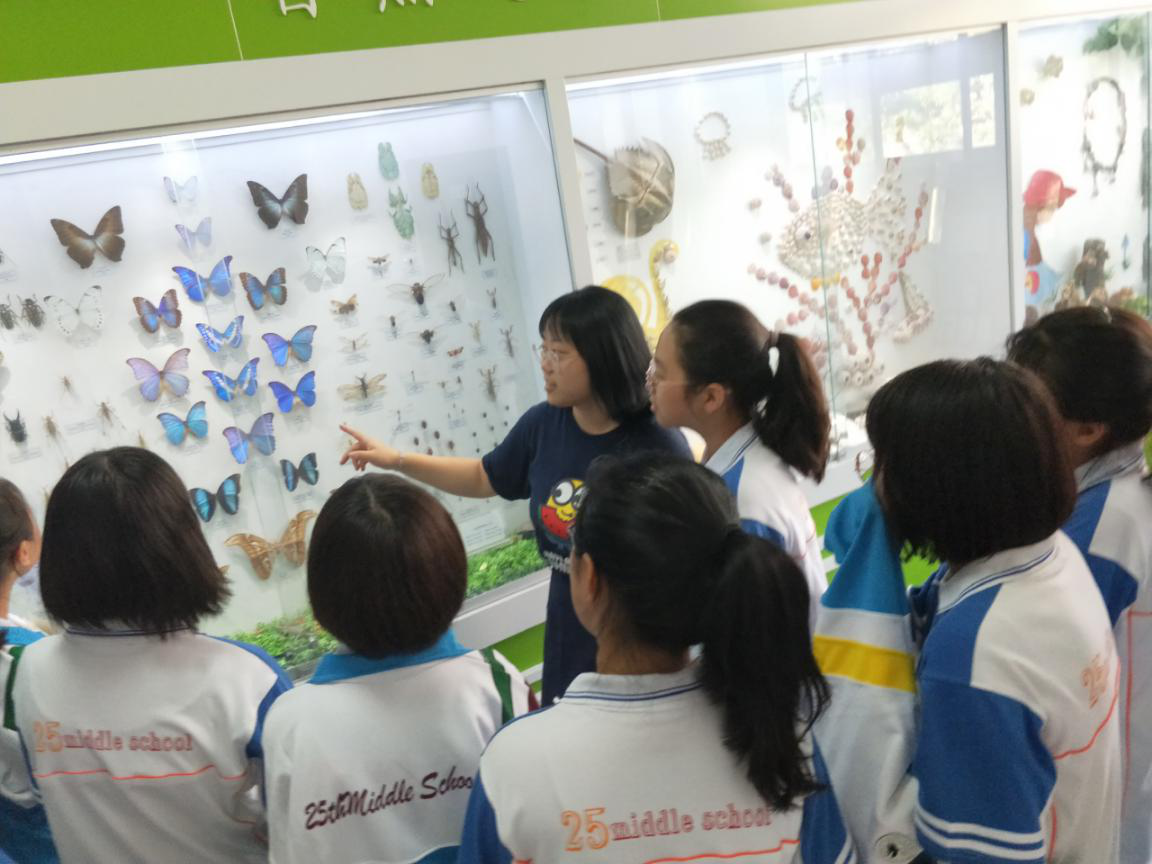二十五中学师生参观生命科学学院标本馆