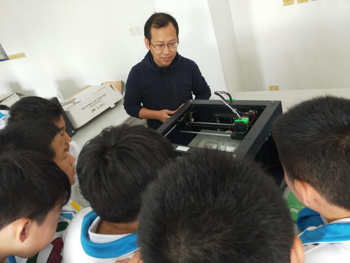 计算机与信息工程学院教师为来访师生演示3D打印技术